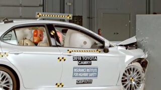 آزمایش تصادف خودرو تویوتا کمری 2018