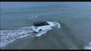 ماشین Range Rover تسخیر جزر ومد دریا