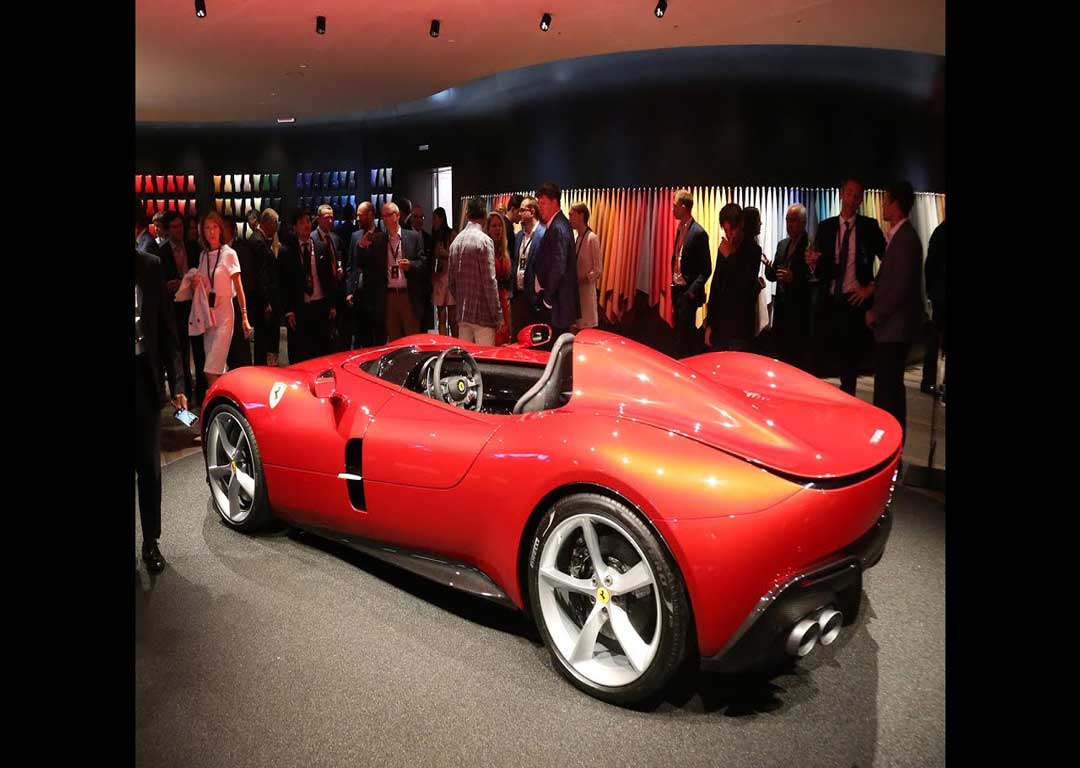 نمایشی خودرو 2019 Ferrari Monza SP2 نمایشگاه پاریس 2018