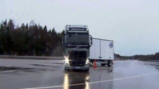 کامیون ولوو باعث افزایش ایمنی جاده لغزنده زمستان