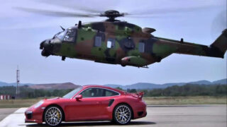 مسابقه خودرو Porsche 911 و هلیکوپتر نظامی
