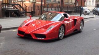 کلیپی خودرو فراری قرمز Enzo لندن
