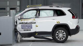 تست تصادف IIHS خودرو 2019 Jeep Cherokee