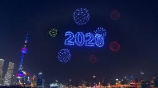 تبریک 2020 میلادی با پرواز 2 پهپاد نورانی آسمان شانگهای چین
