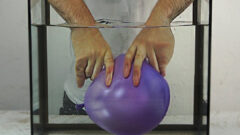 تجربه جالب و دیدنی از ترکیدن بادکنک در زیر آب