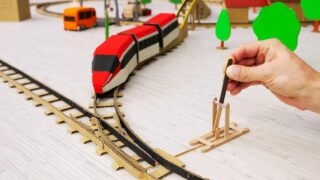 ساخت مسیر قطار با قطار ریل آهن باورنکردنی مقوایی