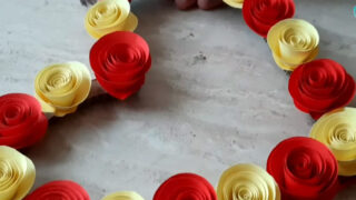 ساخت آویز دیواری قلبی شکل با تزئین گل رز