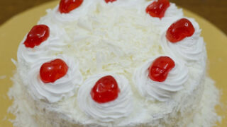 دستور پخت کیک خامه ای سفید با تزئین توت فرنگی