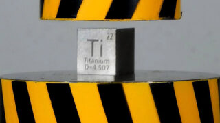آزمایش پرس فلز تیتانیوم